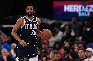 争议判罚引热议：一代球星流量与NBA薪资风云
